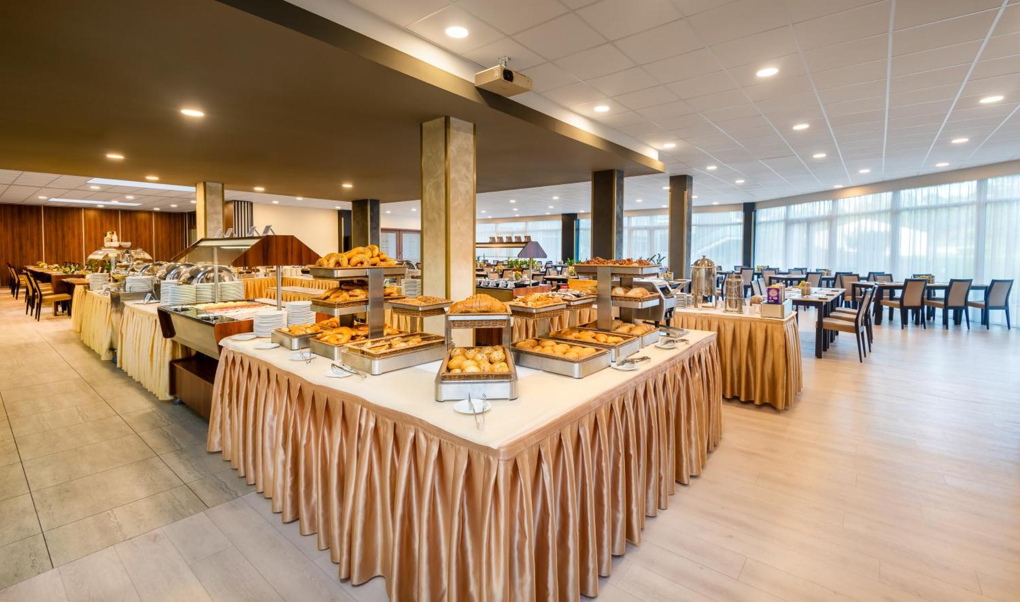 Hunguest Hotel Forrás Szeged Esterno foto